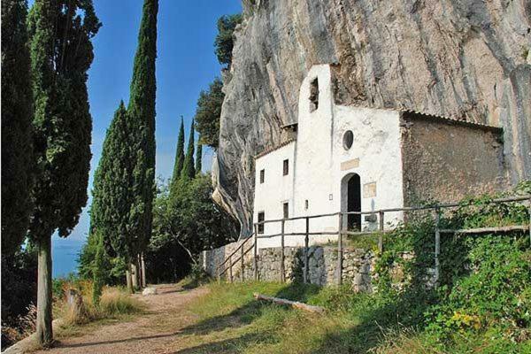 Appartamenti Serena - La Grotta Гарняно Екстериор снимка
